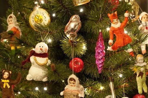 Елочные игрушки на новогодней елке
