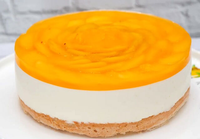 Торт с кремом и консервированными персиками