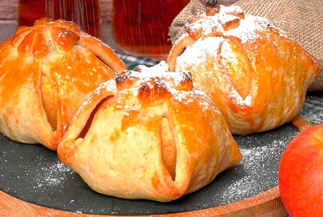 Яблоки в тесте, запеченные в духовке целиком