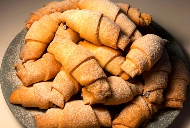 Рогалики с начинкой из грецких орехов и изюма, пошагово