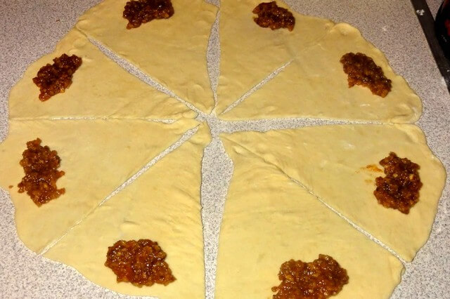 Рогалики с начинкой из грецких орехов и изюма, пошагово