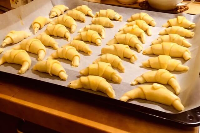 Рогалики с начинкой из грецких орехов и изюма, пошагово