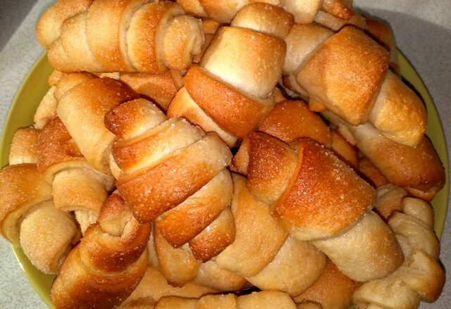 Рогалики с начинкой из грецких орехов и изюма, пошагово
