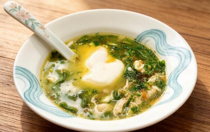 Крапивный суп с картошкой и курятиной