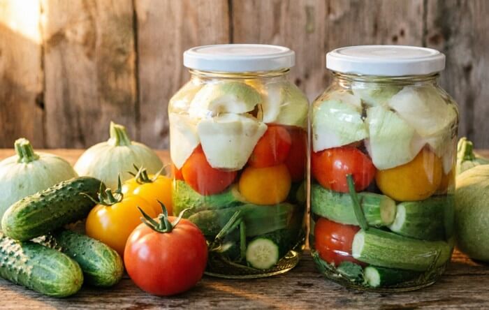 Рецепт консервированного ассорти: огурцы с помидорами и патиссонами